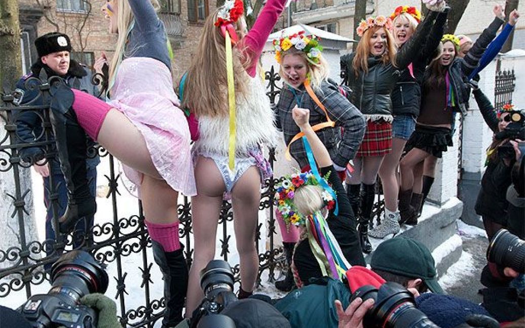 Жіночий рух FEMEN провів чергову мирну демонстрацію під будівлею посольства Італії під гаслами "Італія - не бордель". / © Жіночий рух FEMEN