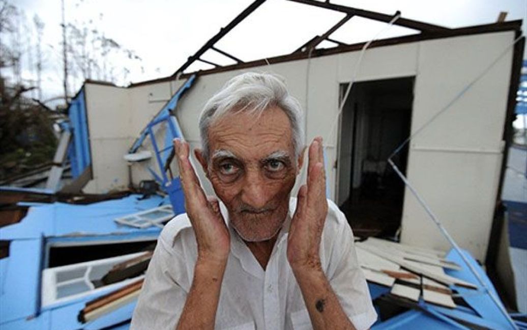 Австралія, Кордуелл. 83-річний Теодор Крісохос стоїть поруч із уламками свого будинку на узбережжі. Тисячі будинків були знищені або постраждали від циклону Ясі, який обрушився на Австралію. / © AFP
