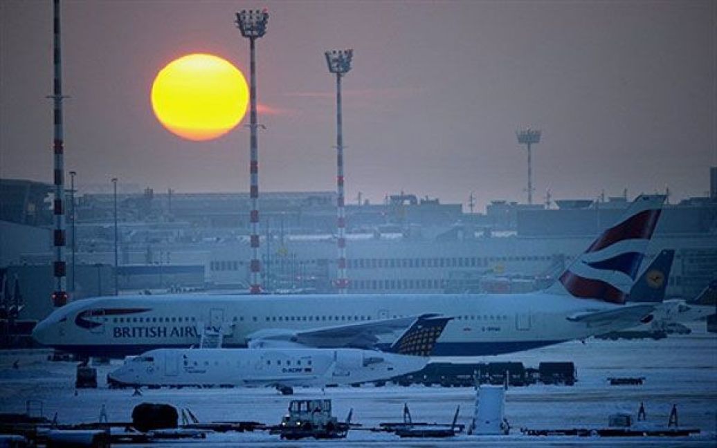 Німеччина, Дюссельдорф. Сонце сідає, аеропорт Дюсельдорф, Західна Німеччина. Тільки у цьому аеропорту протягом дня були скасовані близько 50 рейсів. Європа потерпає від складних погодних умов. / © AFP