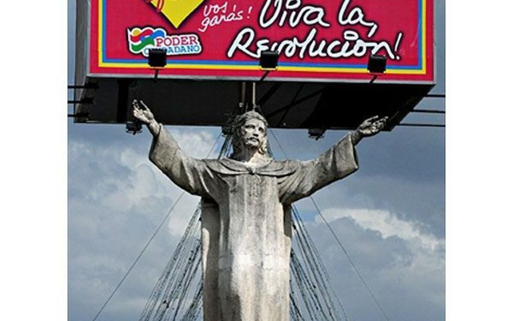 Нікарагуа, Манагуа. Реклама правлячого Сандиністського фронту національного звільнення (СФНО) із написом "Хай живе революція", встановлена на вулиці у Манагуа. Президент Нікарагуа Даніель Ортега "зачинив двері" для національних і міжнародних спостерігачів на чергових виборах, які мають відбутися у листопаді 2011 року. / © AFP