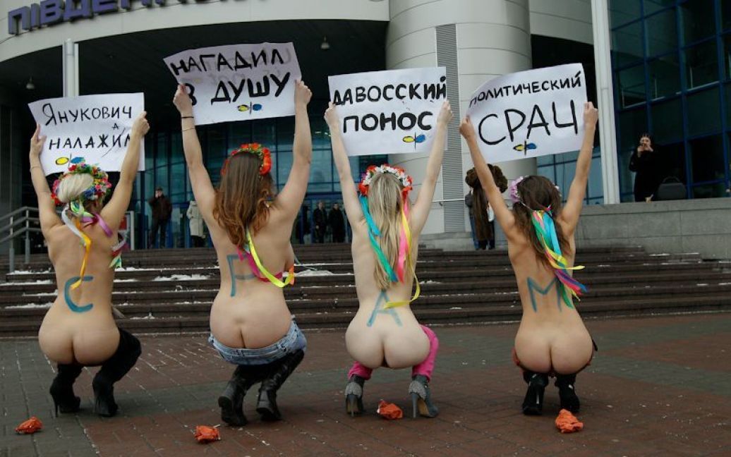 "КАкція" протесту FEMEN "Давоський пронос" на площі перед будівлею Південного вокзалу в Києві. / © femen.livejournal.com
