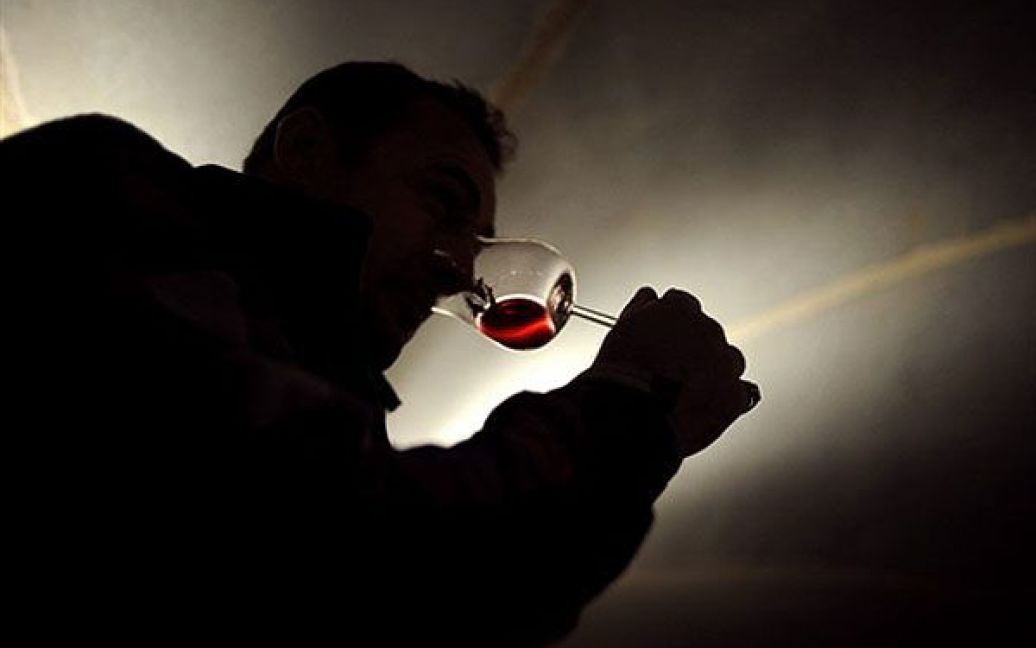 Франція, Бон. Чоловік дегустує вино "Nouvelle cuverie" на благодійному
аукціоні вин у Боні. Цей аукціон є найбільшим благодійним аукціоном
вина в світі, протягом 80 років на ньому збираються спеціалісти з
вина. / © AFP