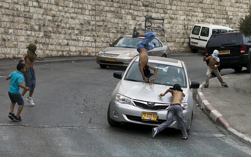 Ізраїльтянин збив палестинського демонстранта під час акції протесту в одному з районів Єрусалиму. (ILIA YEFIMOVICH / AFP / Getty Images) / © The Boston Globe