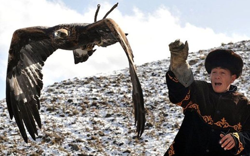 Чоловік запускає свого беркута під час національного свята полювання у Боконбаєві, Киргизія. / © AFP