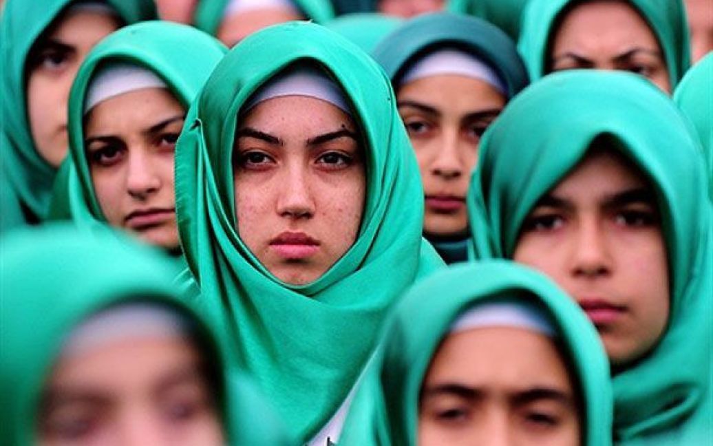 Туреччина, Стамбул. Турецькі шиїтські жінки беруть участь у хресній ході, присвяченій Ашурі, в Стамбулі. / © AFP