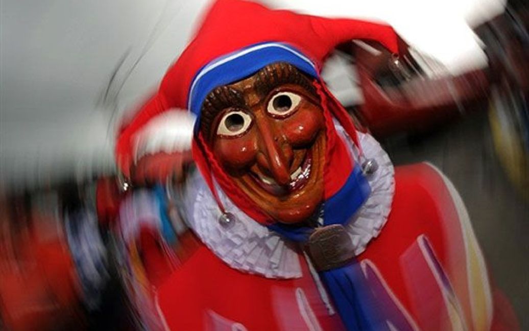 Венесуела, Каракас. Чоловік у масці "Jokili" танцює на карнавалі поблизу Каракаса. / © AFP