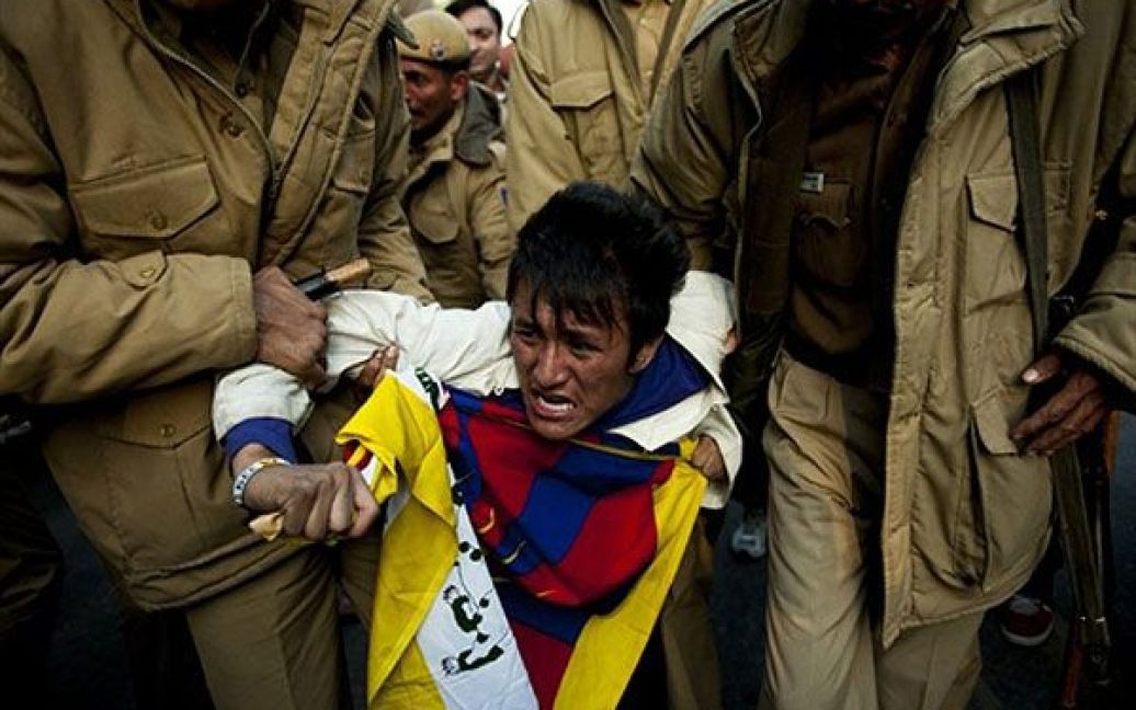 Індія, Нью-Делі. Індійська поліція затримала тибетських активістів, які спробували наблизитись до місця виступу прем&#039;єр-міністра Китаю Вень Цзябао у Нью-Делі. Прем&#039;єри Китаю та Індії домовились про подвійну двосторонню торгівлю. / © AFP