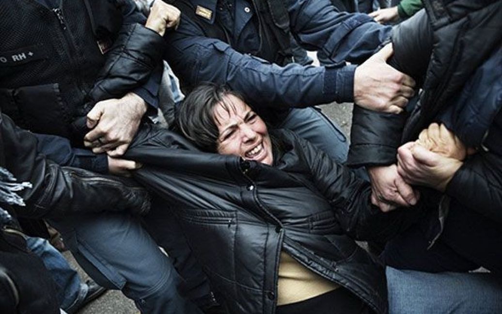 Італія, Джульяно. Співробітники поліції намагаються затримати демонстраторів, які блокують сміттєвози на шляху до звалища Таверна дель Ре. В Італії тривають акції протесту проти створення звалища на схилах Везувію, на яке звозитимуть сміття із сусіднього Неаполя. / © AFP
