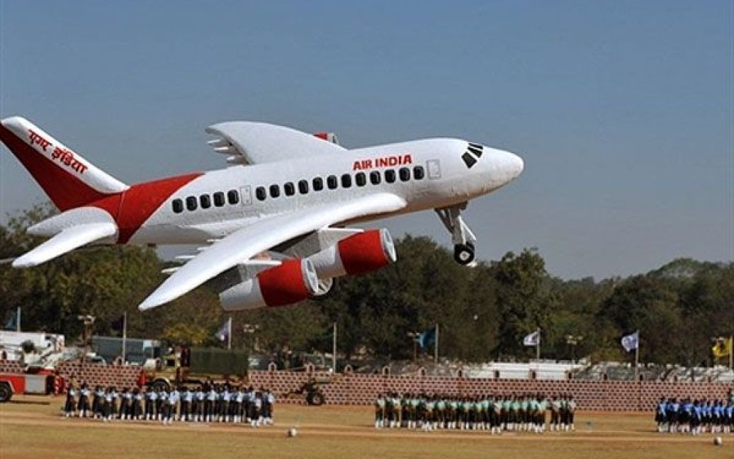 Індія, Секундерабад. Повітряна куля у формі літака "Air India" висить у повітрі під час урочистого параду, присвяченого святкуванню Дня Республіки в індійському місті Секундерабад, місті-побратимі Хайдарабада. Індія відзначила 62-ий День Республіки під посиленою охороною через підвищену напруженість у Кашмірі. / © AFP