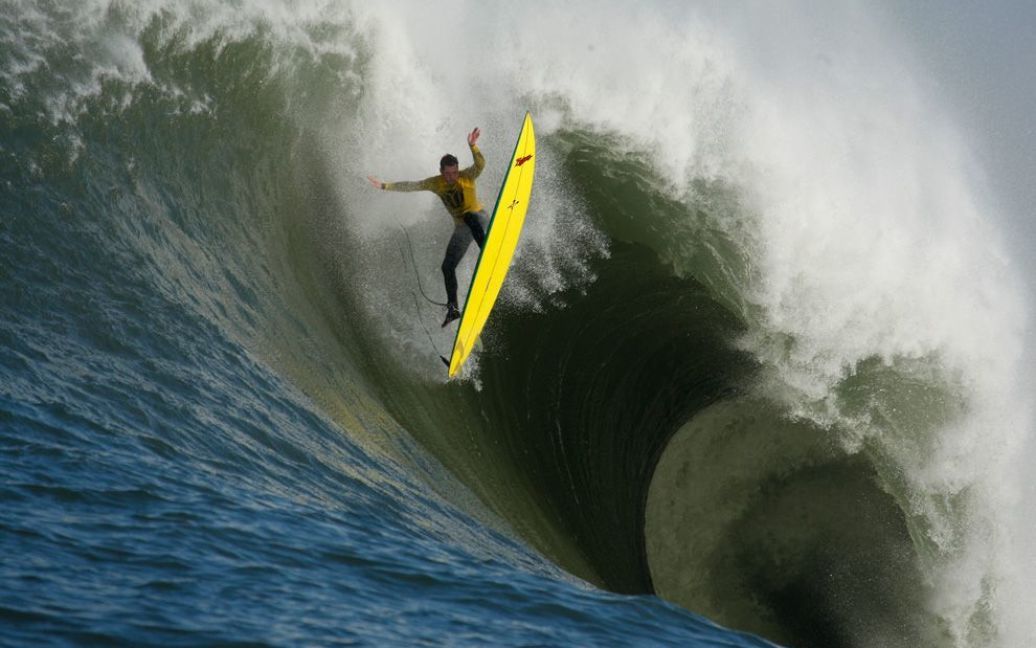 Йон Банер втратив рівновагу під час змагань з серфінгу "Маверікс" у Халф Мун Бей, Каліфорнія. (AP Photo / Ben Margot) / © The Boston Globe