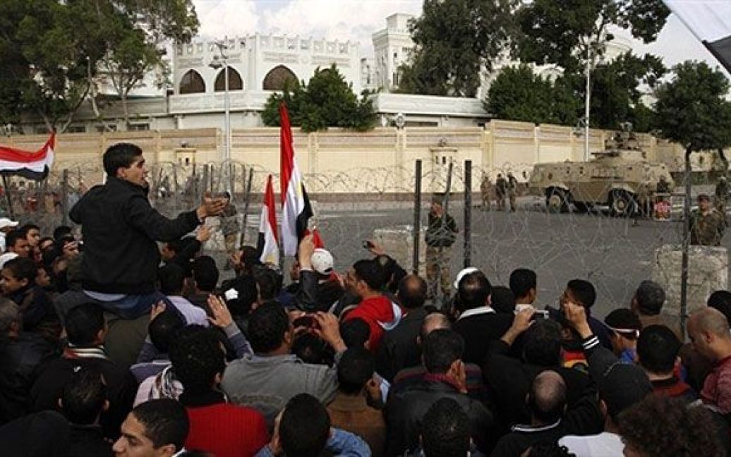 Єгипет, Каїр. Єгипетські антурядові демонстранти зібрались перед президентським палацем у Каїрі. Президент Єгипту Хосні Мубарак вилетів з Каїра, де тисячі єгиптян протягом двох тижнів проводять масові акції протесту за відставку Мубарака. / © AFP