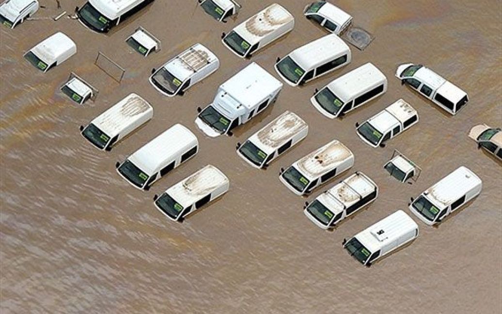Австралія, Брісбен. Затоплені автомобілі, виставлені на продаж у Брісбені. Третє за величиною місто Австралії було спустошено в результаті повені. / © AFP