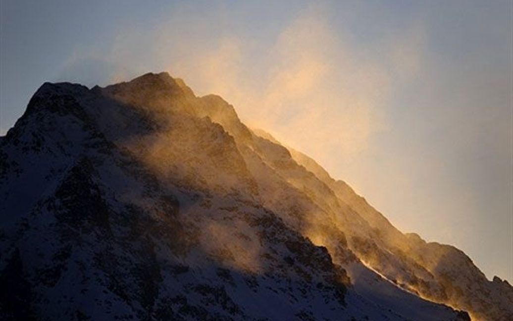 Швейцарія, Санкт-Моріц. Сонце встає над швейцарськими Альпами. / © AFP