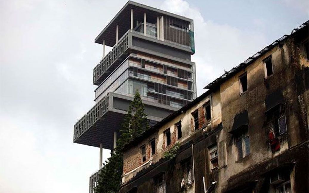У 27-поверховому будинку мешкає родина з шести людей. / © AFP