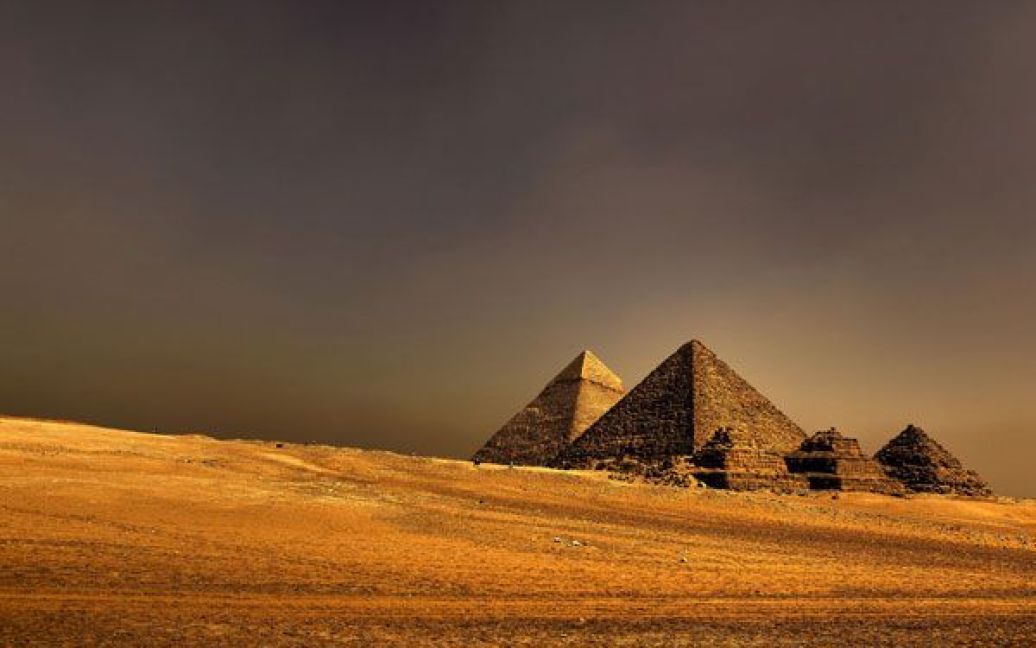 Великі піраміди. Людей Стародавнього Єгипту вважали, що смерть на Землі є початком подорожі у загробний світ. Забальзамоване тіло фараона ховали всередині піраміди, щоб захистити його і дозволити перейти до загробного життя. Фото Ісуса Орандея. / © National Geographic