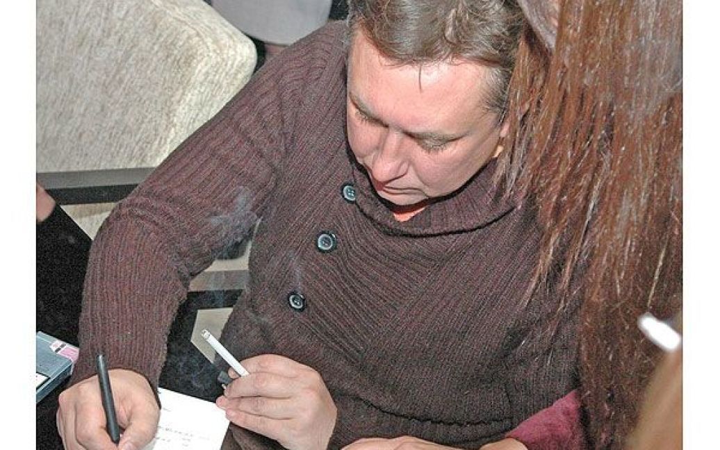 Режисер Семен Горов став щасливим власником дисконтної карти ресторану, де проходила вечірка. / © ТСН.ua