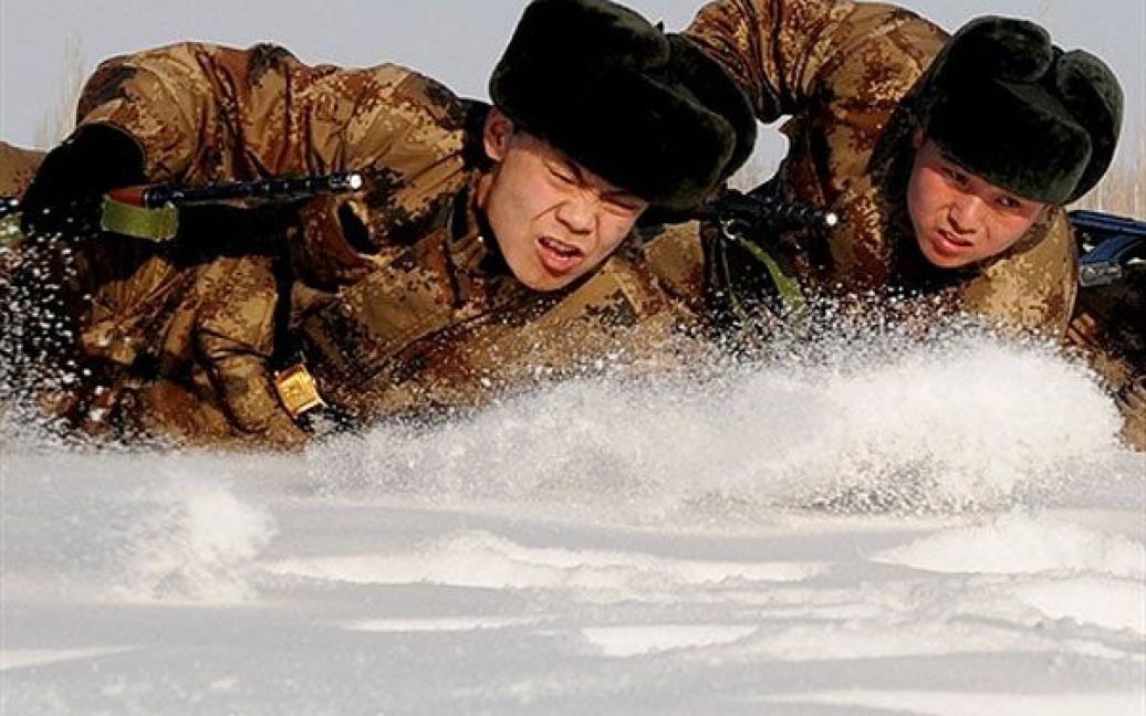 Китай, Хамі. Китайські солдати під час навчань у Хамі, регіон Синьцзян. / © AFP