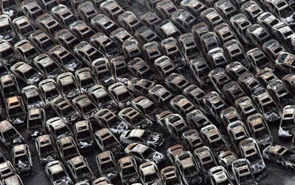 Японія, Сендай, Міягі. Автомобілі, які згоріли під час пожеж, викликаних руйнівним цунамі. Потужний землетрус магінтудою 8,9 балів і руйнівне цунамі спустошили східне узбережжя Японії. / © AFP