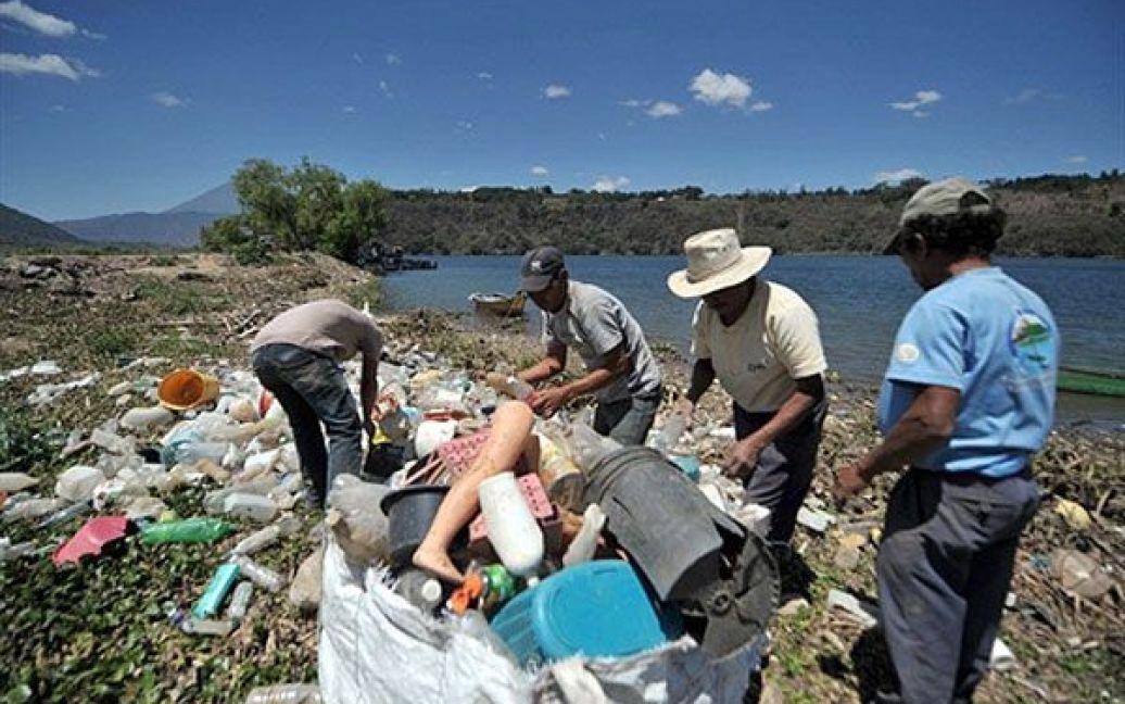 Місцеві мешканці проводять прибирання на берзі озера Аматітлан / © AFP