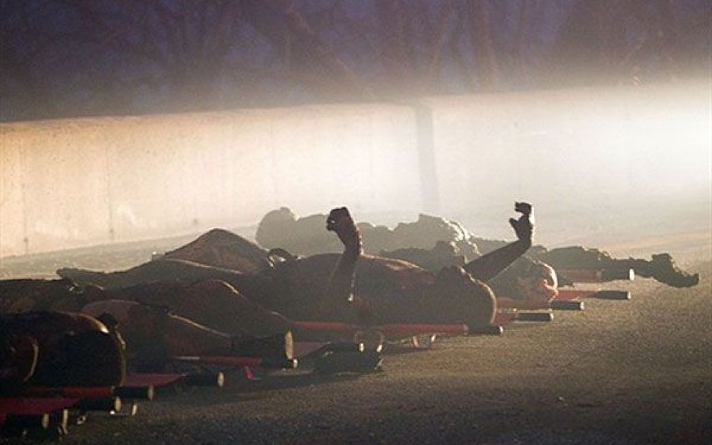 Ізраїль. Обгорлі тіла лежать на землі поруч із автобусом, що згорів у величезній лісовій пожежі, яка лютувала поблизу північного ізраїльського міста Хайфи. Близько 40 людей загинули, коли автобус, на якому евакуювали в&rsquo;язнів, потрапив у вогняну пастку. / © AFP