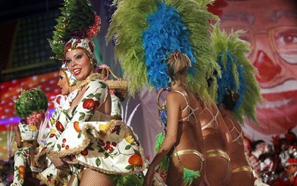 На іспанському острові Тенеріфе провели конкурс на звання королеви карнавалу Санта-Крус де Тенеріфе 2011. / © AFP