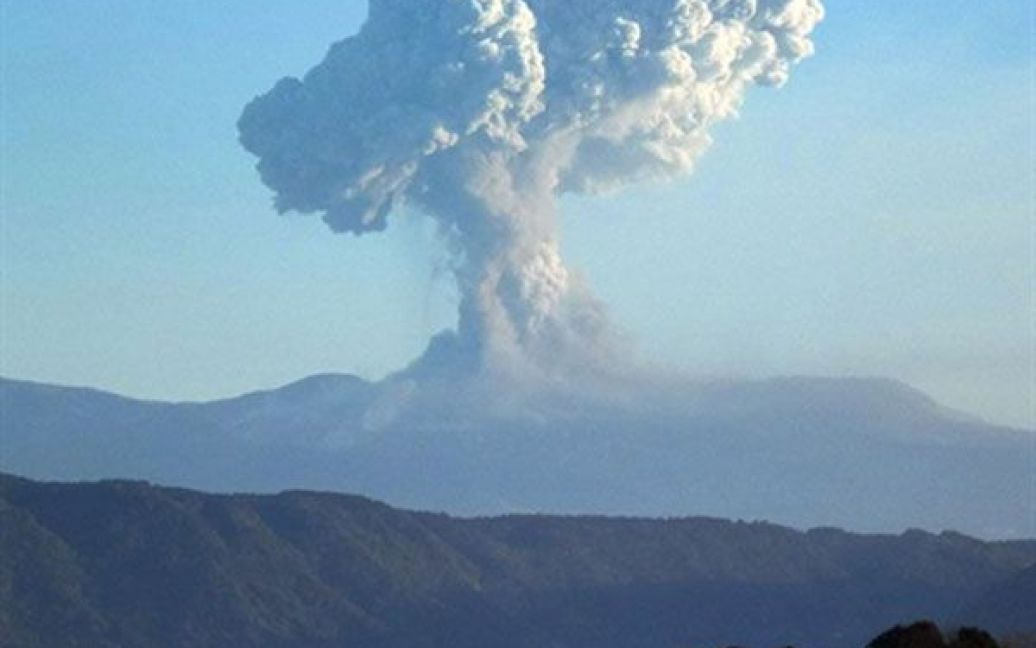 Вулкан Сінмое, розташований на горі Кірісіма, викидає "вулканічні бомби" на висоту до 3 тисяч метрів. / © AFP