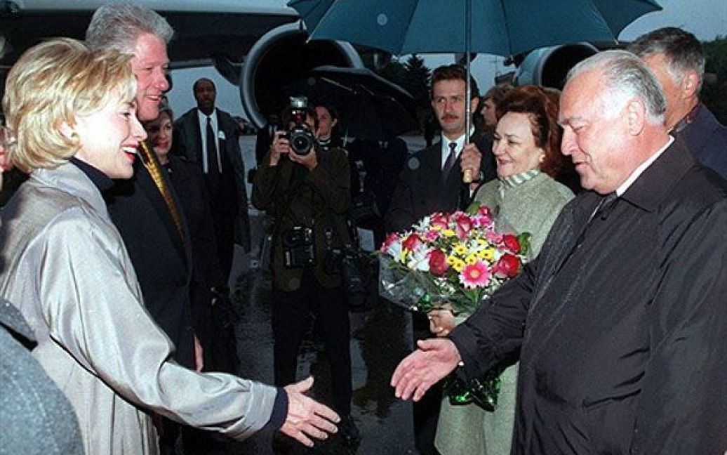Москва, 1998 рік. Віктор Черномирдін зустрічає першу леді США Гілларі Клінтон і презеидента США Білла Клінтона. / © AFP