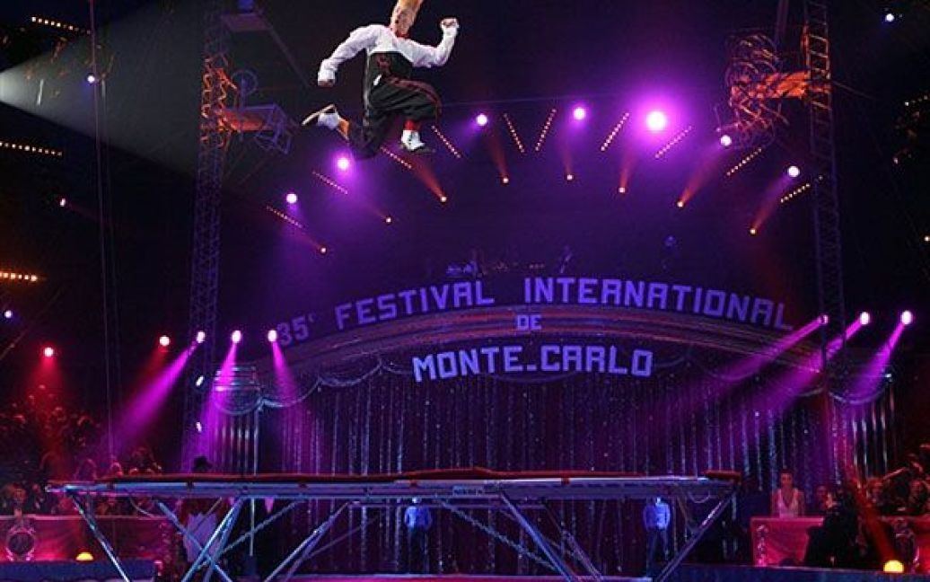 Монако. Колун Белло Нок (Деметріус Алехандро Клаудіо) виступає на церемонії відкриття 35-го Міжнародного фестивалю циркового мистецтва у Монте-Карло. / © AFP