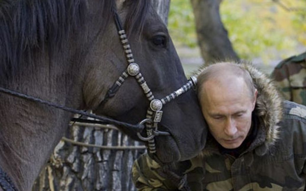 Один зі знімків Путіна з конем газета прокоментувала так: "Колишній співробітник КДБ прикрив очі і нахилив голову, ніжно притискаючись до коня, на якому щойно їхав сибірським бездоріжжям". / © http://premier.gov.ru