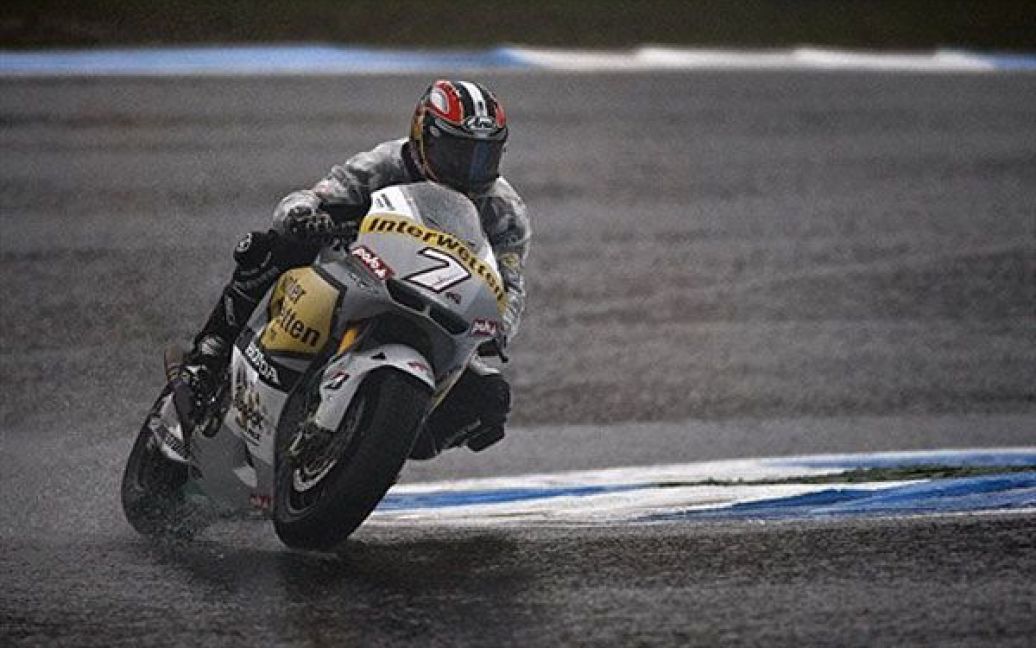 Португалія, Ешторіл. Японський гонщик команди Honda Хіроші Аояма під час тренування напередодні гонки Moto GP у Ешторілі. / © AFP