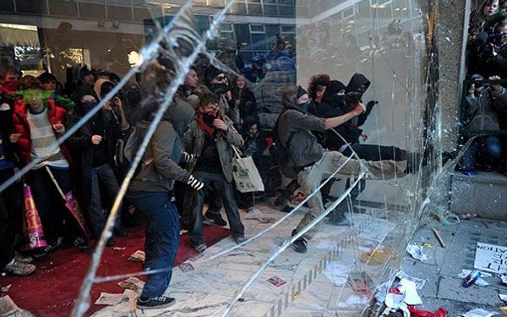 Погромами і зіткненнями з поліцією обернулася масова акція студентів, яка пройшла напередодні у Лондоні. / © AFP