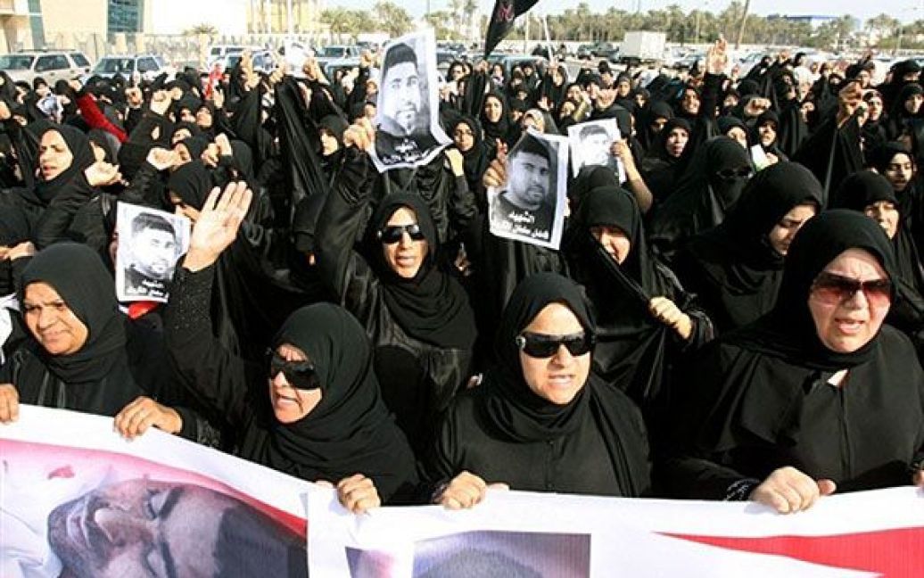 Учасники антиурядових демонстрацій у Бахрейні вимагали прийняття нової конституції, звільнення ряду ув&#039;язнених з в&#039;язниць і відставки прем&#039;єр-міністра. / © AFP