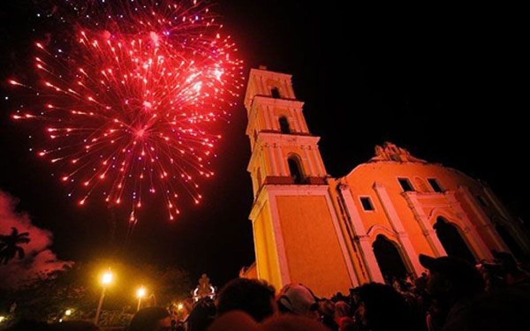 Куба, Ремедіос. Жителі селища Ремедіос дивляться феєрверк під час традиційного святкування "паррандас" (вечірки). Після встановлення на Кубі соціалістичного режиму, різдвяні свята були замінені вечірками. / © AFP