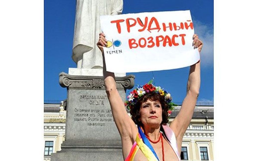 "Я, Дєда Ольга Сергіївна, мені 63 роки, я герой соціалістичної праці та активістка жіночого руху FEMEN, висловлюю свій протест проти пенсійної реформи уряду." / © AFP