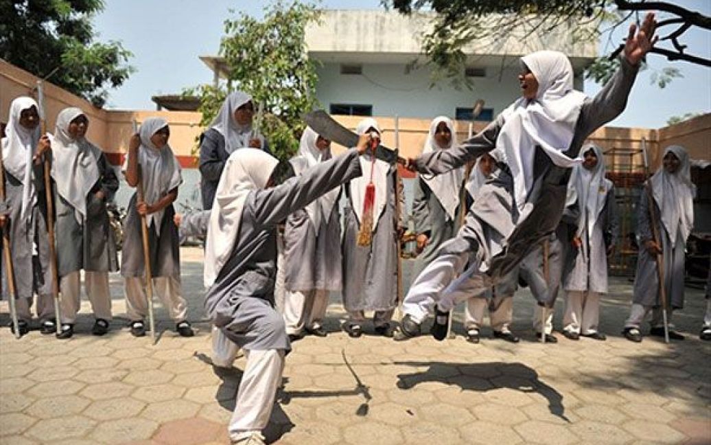 Індія, Хайдарабад. Індійські мусульманські школярки виконують в&#039;єтнамський бойовий танок "Вовинам" у середній школі Санкт-Маац у Хайдарабаді, де пройшло святкування Міжнародного жіночого дня. Близько 40 студентів школи навчаються мистецтву самооборони за допомогою меча і палиці. / © AFP