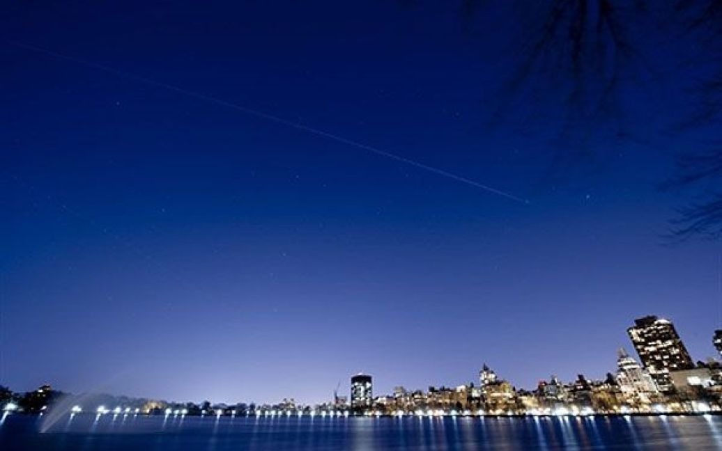 США, Нью-Йорк. Міжнародна космічна станція та американський космічний корабель "Діскавері" пролітають у небі над Центральним парком Нью-Йорка. Приземлення "Діскавері" заплановано на 9 березня у Космічному центрі Кеннеді, штат Флорида. / © AFP