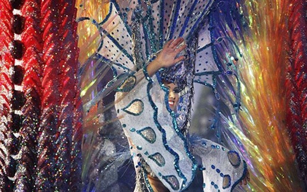 Суворе журі на іспанському острові Тенеріфе обрало цьогорічну королеву карнавалу Санта-Крус де Тенеріфе. / © AFP