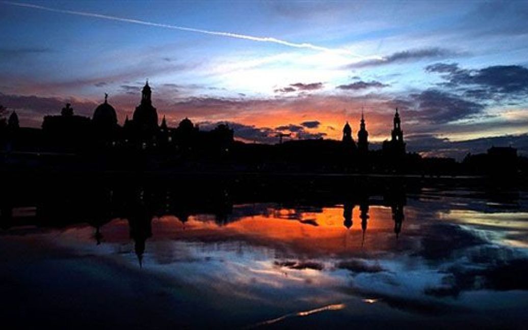 Німеччина, Дрезден. Силует Дрездена відображає в річці Ельбі на заході сонця. / © AFP