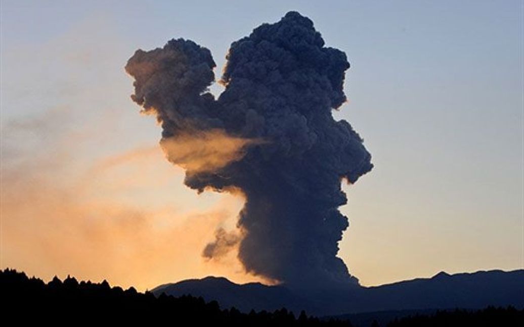 Японські телеканали транслюють кадри, на яких видно як потоки розжареної магми і хмари вулканічного попелу буквально вистрілюють з жерла вулкана. / © AFP