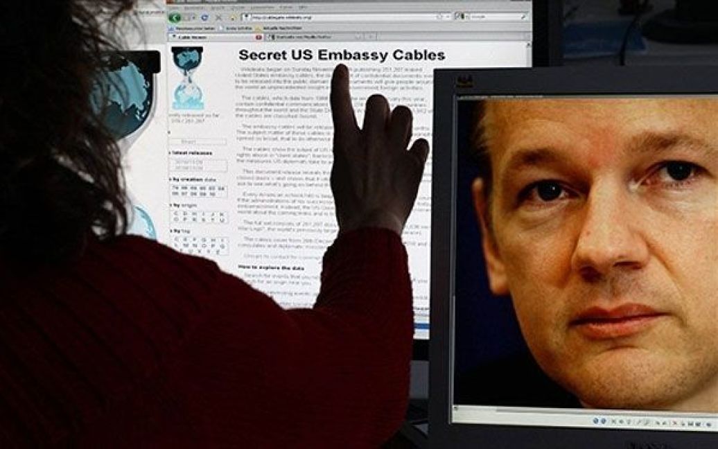 Німеччина, Шверін. Жінка роздивляється сайт WikiLeaks із фотографією
засновника WikiLeaks Джуліана Ассанжа. Сайт WikiLeaks стикається з
реакцією світу на висвітлення секретних американських дипломатичних
документів. / © AFP