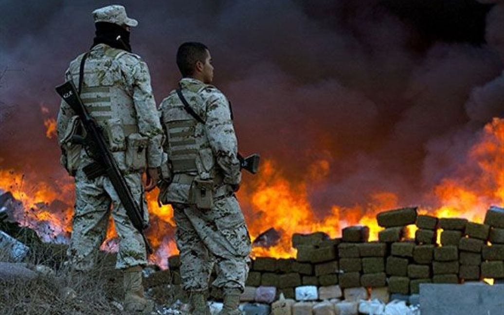 Мексика, Тіхуана. Солдати дивляться, як спалюють 134 тонн марихуани, захоплені мексиканськими військовими після зіткнення з торговцями наркотиками. Ця операція стала однією з найбільш масштабних за останні роки. / © AFP