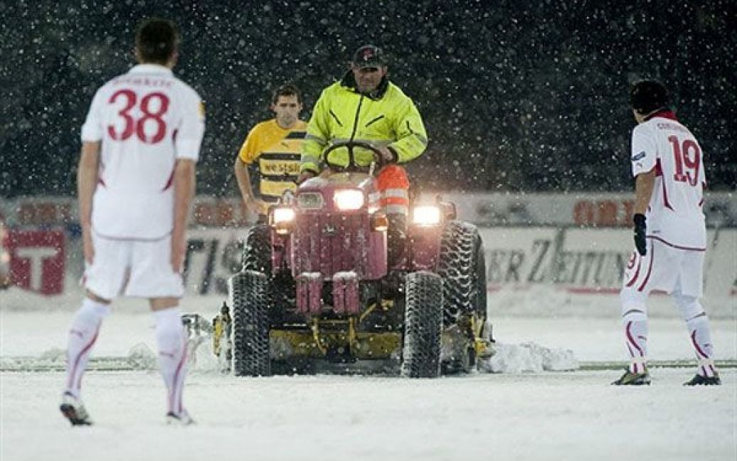 Швейцарія, Берн. Трактор очищає сніг на полі під час перерви у футбольному матчі Ліги Європи між Берном і Штутгартом. / © AFP