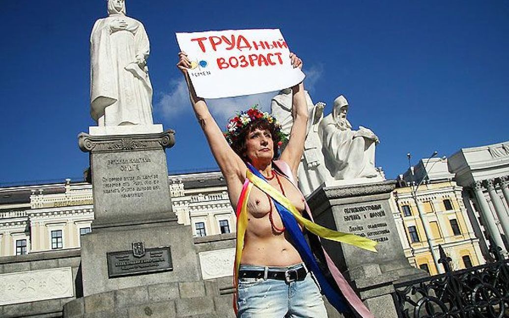 63-річна активістка руху FEMEN влаштувала топлес-акцію на знак протесту проти підвищення пенсійного віку у жінок. / © Жіночий рух FEMEN