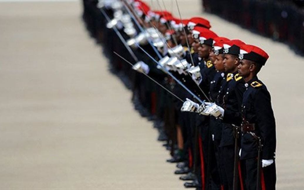 Шрі-Ланка, Діяталава. Шрі-ланкійські курсанти беруть участь у церемонії закінчення навчання для 253 нових офіцерів. Шрі-Ланка продовжує вербувати військовослужбовців, після того, як урядові війська перемогли повстанців "тамільських тигрів" і закінчили 37-річну етнічну війну в країні. / © AFP