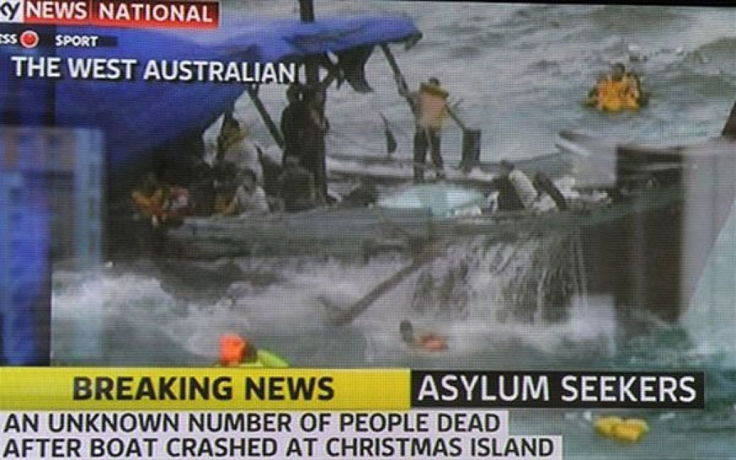 Австралія, острів Різдва. Човен з біженцями в момент аварії. Човен з біженцями розбився об скелі біля берегів Острова Різдва в Індійському океані. У результаті аварії загинули близько 50 осіб, включаючи жінок і дітей, 36 біженців отримали поранення. У човна заглух мотор, через що його кинуло на скелі, і він розламалася на кілька частин. / © AFP