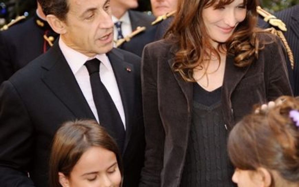 Президент Франції з дружиною виступили в ролі Пер Ноеля (французького Діда Мороза) і Снігуроньки. / © AFP
