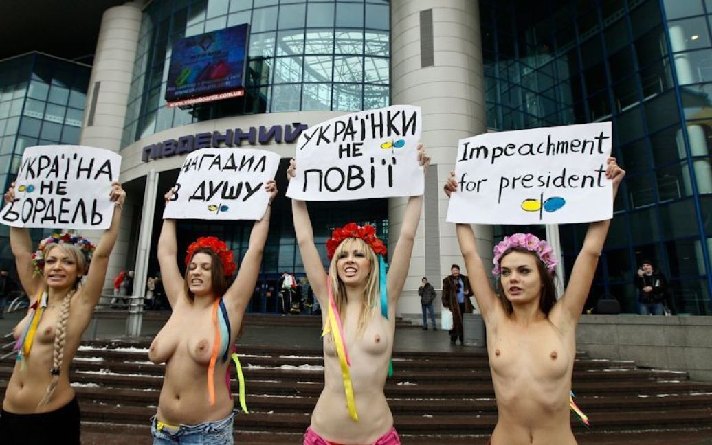 Активістки руху FEMEN виступили проти принизливих для жінок України заяв президента Януковича, які він зробив на саміті у Давосі. / © femen.livejournal.com