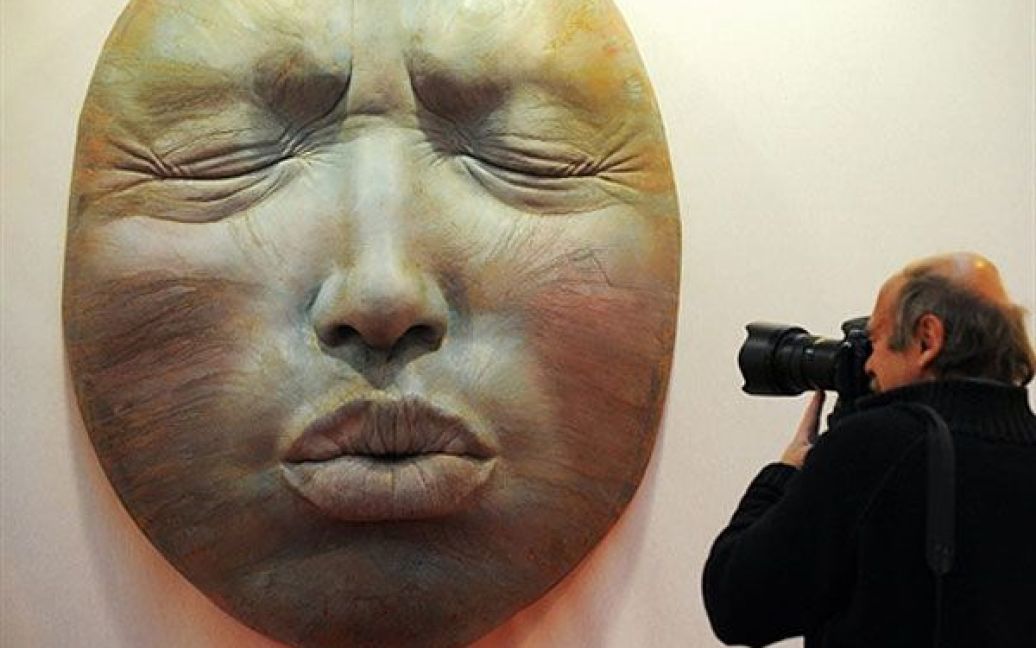 Франція, Страсбург. Людина фотографує скульптуру роботи Семюеля Сальседо на відкритті Європейського ярмарку сучасного мистецтва "St-art" у Страсбурзі. У 15-му ярмарку "St-art" беруть учатсь представники 15 країн. / © AFP