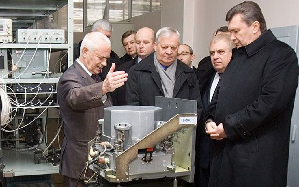 Глава держави ознайомився із виробництвом на заводі Хартрон / © President.gov.ua