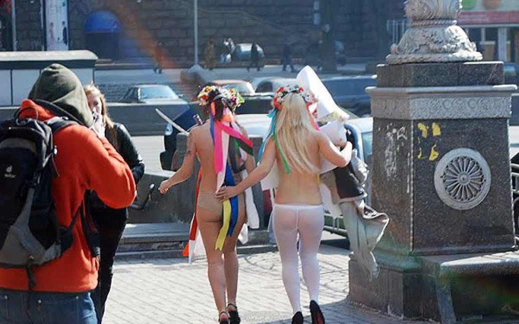 Жіночий рух FEMEN провів у центрі Києва оголену акцію підтримки японського народу "Хвала тим, хто переміг дракона". / © Жіночий рух FEMEN